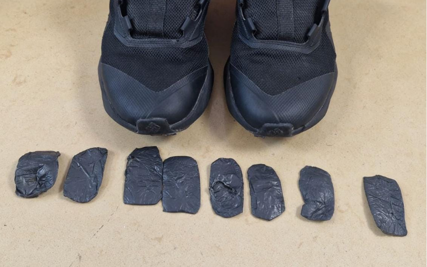 اعتقال مشتبه من الرينة حاول تهريب مخدّرات داخل حذاء للسجن